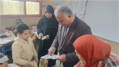 وكيل وزارة التربية والتعليم بالفيوم يكرم معلمة رياضيات لتدريسها المادة بأساليب حديثة