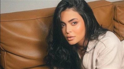 بين الفن والموضة.. كيف أصبحت أسماء جلال أيقونة للشباب؟