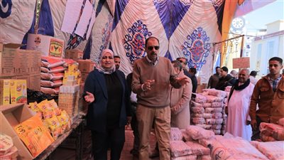 محافظ سوهاج يتفقد معرض أهلاً رمضان بحي الكوثر ويتابع توسعات الموقف الحضري