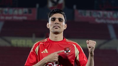 أشرف بن شرقي في التشكيل الأساسي للأهلي في مواجهة حرس الحدود بالدوري