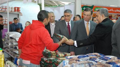 أسعار مخفضة.. وزير الزراعة ومحافظ الجيزة يفتتحان معارض للسلع الغذائية ومستلزمات رمضان