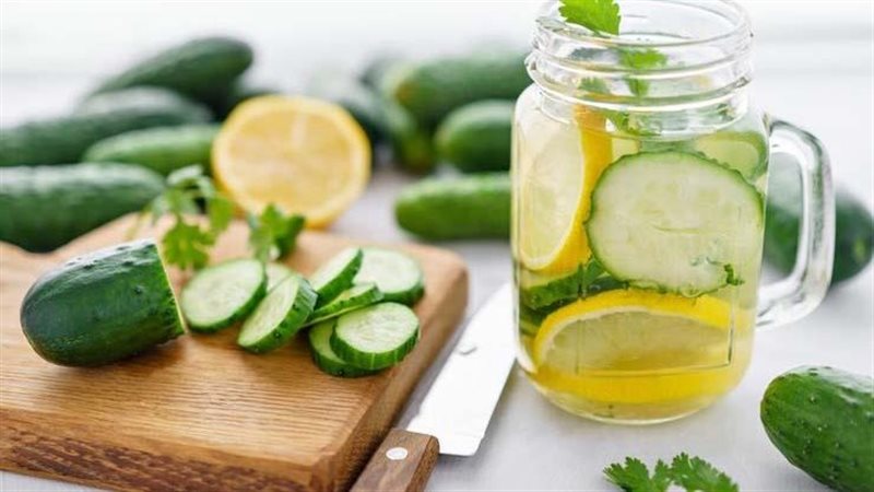 فوائد شرب الماء بالخيار