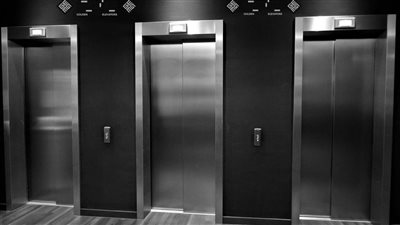 سقوط طفل من مصعد بالطابق الخامس أدى لمصـ.رعه.. إليك تفاصيل الواقعة