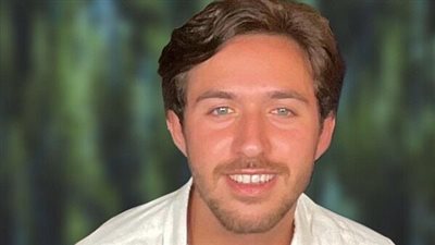 قصة الأسير الإسرائيلي عومر شيم طوف الذي خطف الأضواء بقبلة غير متوقعة