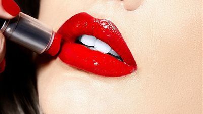 تثبيت أحمر الشفاه.. خطوات بسيطة لإطلالة تدوم طويلاً