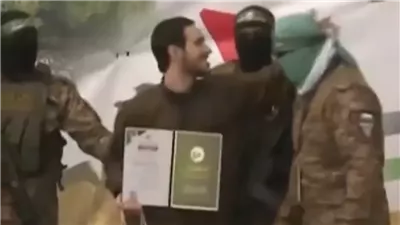 أسير مفرج عنه يقبل رأس مقاتلي القسام.. مشهد يبرئ المقاومة أمام العالم