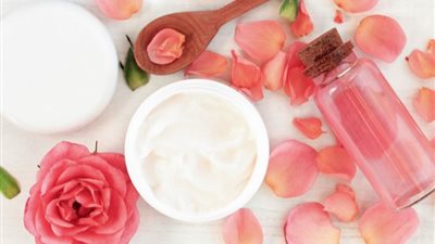طريقة عمل كريم النشا وماء الورد لبشرة ناعمة ونضرة دون عناء