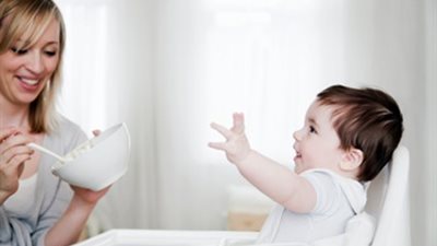 الأطعمة الممنوعة للأطفال الرضع وفقًا للفئة العمرية.. دليلك الشامل