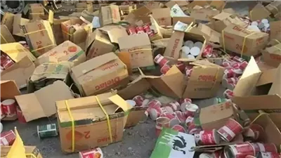 ضبط مصنع غير مرخص بالمطرية يحتوي على 4 أطنان من المواد الغذائية مجهولة المصدر