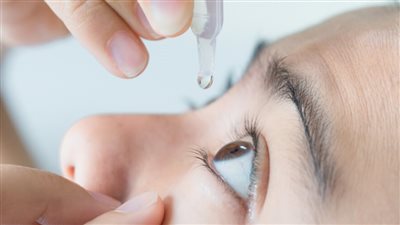 هل استخدام قطرة العينين في نهار رمضان تفطر؟.. الإفتاء ترد