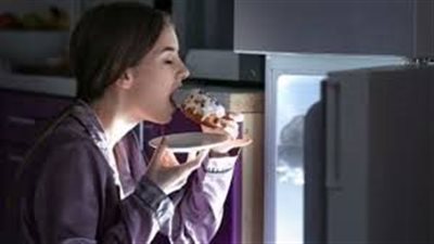 تأثير تناول الطعام ليلًا على الصحة وأضراره المحتملة على الجسم