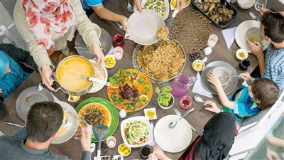 الإفراط في الطعام خلال رمضان.. عادة خطيرة وأضرار صحية لا تتوقعها