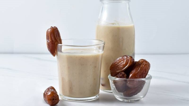 عصير التمر باللبن