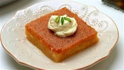 حلويات رمضان 2025.. طريقة عمل البسبوسة بالقشطة