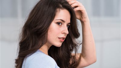 فوائد عرق السوس للشعر ..  علاج القشرة وتحفيز النمو بشكل طبيعي