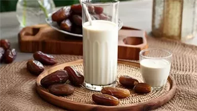 فوائد تناول التمر مع الحليب على مائدة إفطار رمضان 2025
