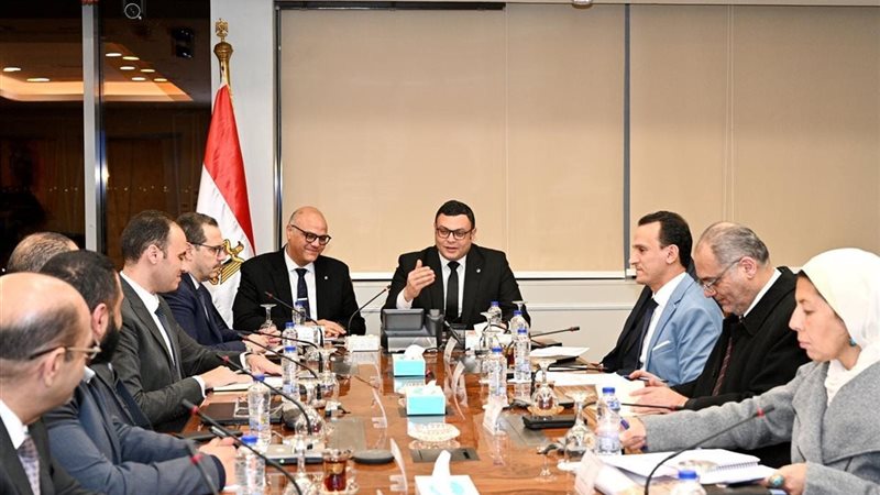 وزير الإسكان ومحافظ