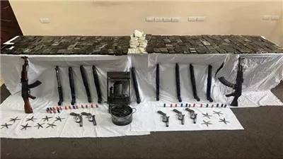 إحباط تهريب مخدرات وأسلحة نارية في البحيرة.. مصـ.ـرع عنصر إجرامي وضبط التشكيل العصابي