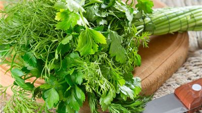 البقدونس ليس مجرد زينة للأطباق.. تعرف على أسراره الصحية