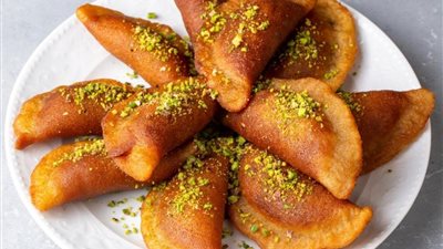 حلويات رمضان 2025.. طريقة عمل القطايف المقرمشة بالمهلبية مثل المحلات