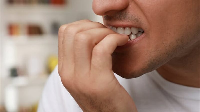 حكم قضم الأظافر أثناء