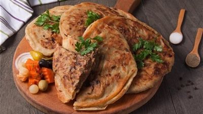 أفكار فطار شهر رمضان 2025.. طريقة عمل حواوشي البيض والخضار خطوة بخطوة