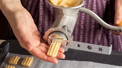 سعر ماكينة البسكويت اليدوية.. والغريبة والبيتي فور بمختلف الأنواع 