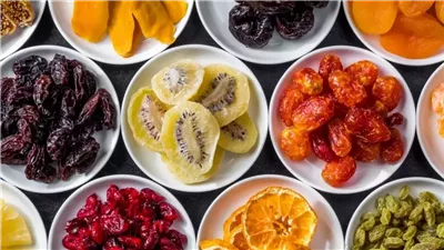 هل يمكن تناول الفواكه المجففة في السحور؟ فوائدها وأضرارها وفقًا للخبراء