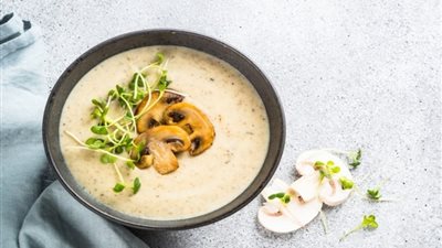 افكار فطار اليوم 13 رمضان 2025.. طريقة عمل شوربة المشروم بالكريمة اللذيذة