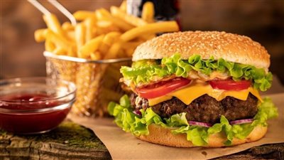 مخاطر الإفطار على الوجبات السريعة.. متى يصبح الطعام عدوًا لصحتك؟