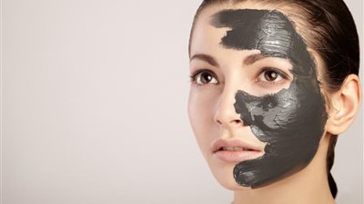 ماسك الفحم لتنظيف البشرة وإزالة الرؤوس السوداء.. الفوائد والطريقة