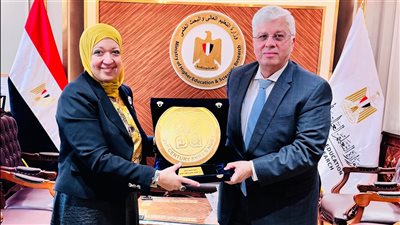 لجهوده في التطوير.. وزير التعليم العالي يتسلم درع مراكز مهارات القرن الواحد والعشرين