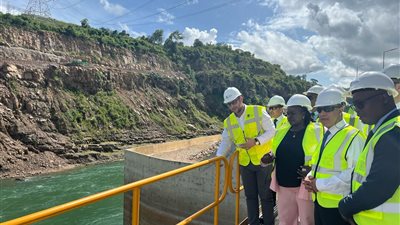 بالصور.. تصريحات هامة لـ وزير الخارجية خلال تفقد موقع سد جوليوس نيريرى التنزانى