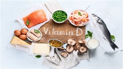 فيتامين د وصحة العظام.. تعرف على مشكلات نقصه وأهم مصادره الغذائية