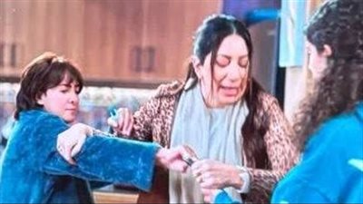 مسلسل عايشة الدور الحلقة السابعة.. سيجارة إلكترونية تُشعل الأزمة وبائع الزهور يخدع صديقة عايشة