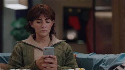 مسلسل عايشة الدور الحلقة الثامنة.. عايشة تنقذ نفسها من ورطة الإيميل وتكشف لغز الورد