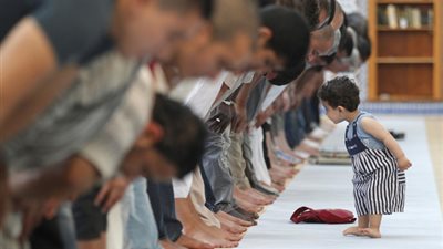 حكم اصطحاب الأطفال إلى المساجد في رمضان.. دار الإفتاء توضح