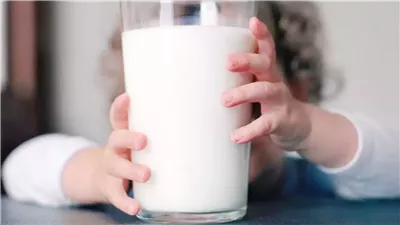 من النوم الهانئ إلى العظام القوية.. ماذا يمنحك الحليب عند السحور؟