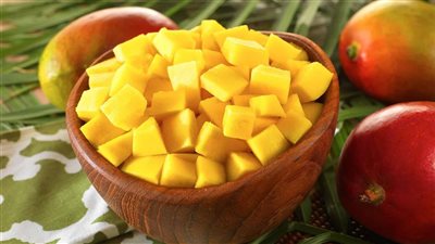 المانجا ملكة الفواكه بين الطازج والعصير.. أيهما الأفضل لصحتك؟