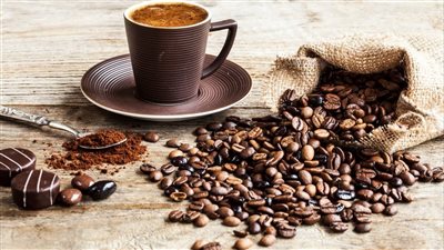 مخاطر الإفراط في تناول القهوة: صداع ومشاكل في المعدة والقلب