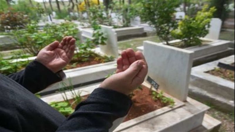حكم زيارة المقابر