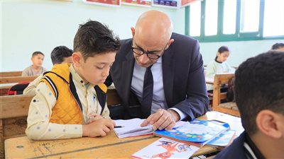 تفقد وزير التربية والتعليم مدارس بثلاث محافظات مختلفة لضمان التزام المدارس بقرارات الوزارة