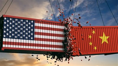 قضية ورفع تعريفات وتبادل السباب .. ماذا يحدث بين الولايات المتحدة والصين