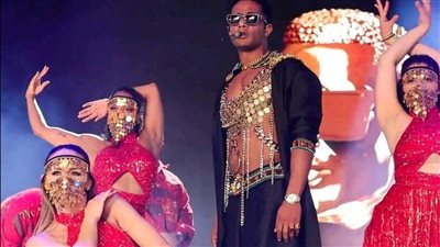 محمد رمضان يشعل الجدل بإطلالة فرعونية مثيرة في مهرجان كوتشيلا العالمي