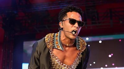 من الزي الفرعوني إلى بدلة الرقص الشرقي.. أغرب إطلالات محمد رمضان في حفلاته