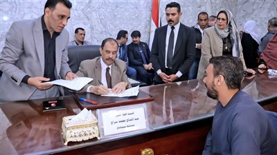 محافظ سوهاج يعقد لقاءًا جماهيريًا أسبوعيًا لحل شكاوى وطلبات المواطنين مباشرة