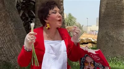 لبلبة تحتفل بشم النسيم على طريقتها الخاصة.. فسيخ وبصل وسط الطبيعة