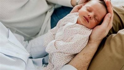 سر الأذان في أذن المولود فور ولادته.. عالم أزهري يوضح الحكمة