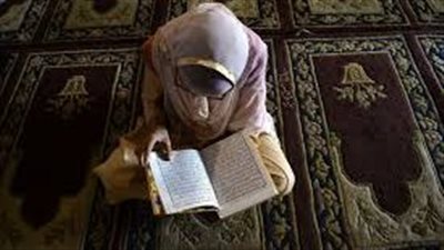 حكم وضع اليد على آية القرآن أثناء التلاوة من المصحف الشريف