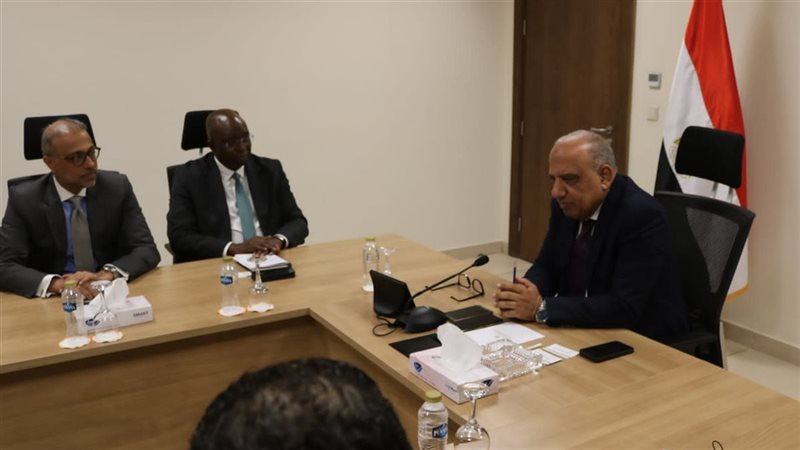 مباحثات بين وزير